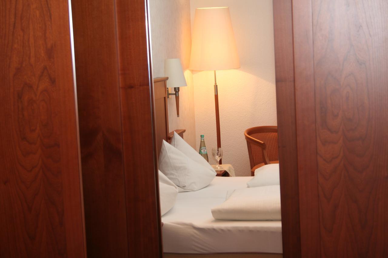 Gasthof & Hotel Goldene Krone Iphofen Bagian luar foto