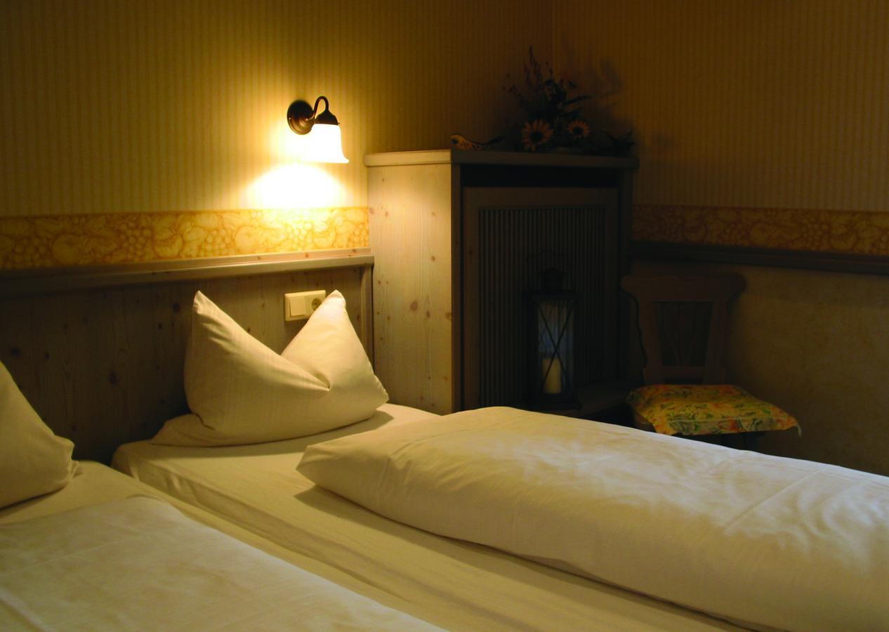 Gasthof & Hotel Goldene Krone Iphofen Bagian luar foto